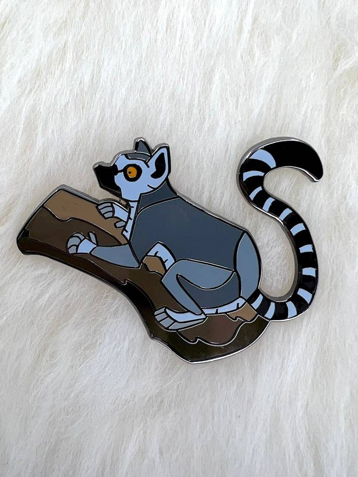 Alfiler esmaltado duro con forma de lémur con cola anillada | Pin de lémur | Pin de animal | Art Deco para venta al por mayor de Roamin' Bison Workshop