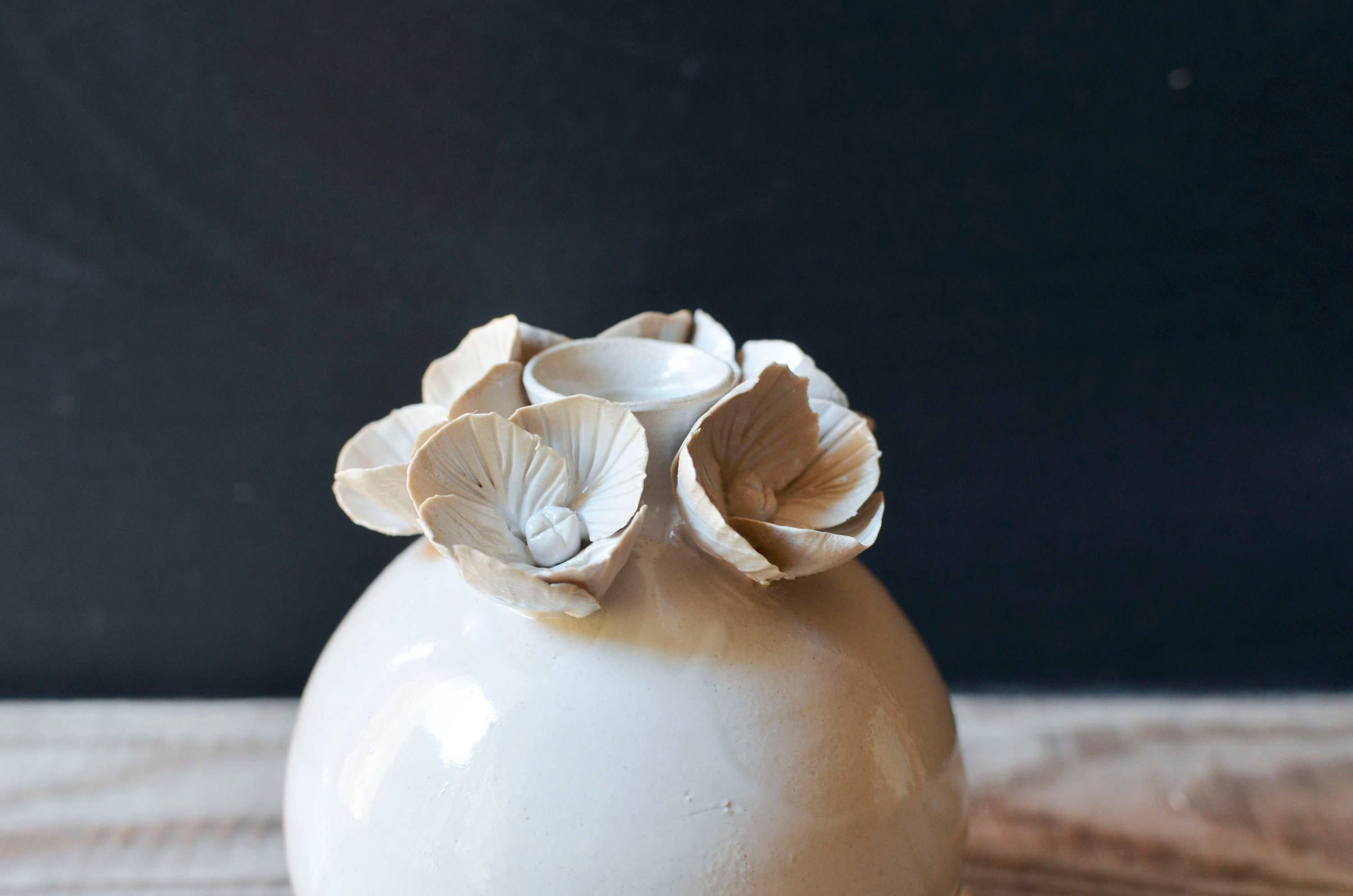 L'Officina - Wholesale Vase - White spherical bottle vase in stoneware with flowers 4 petals2