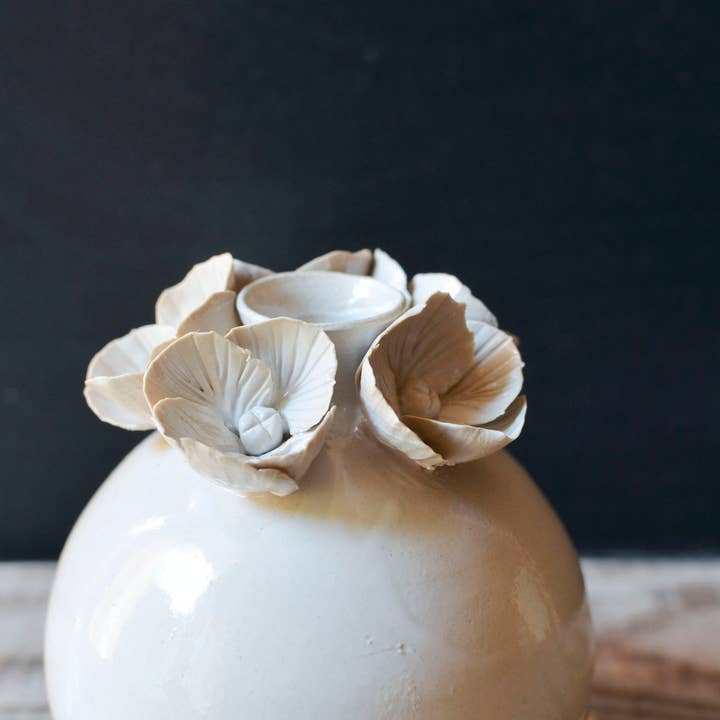L'Officina - Wholesale Vase - White spherical bottle vase in stoneware with flowers 4 petals2