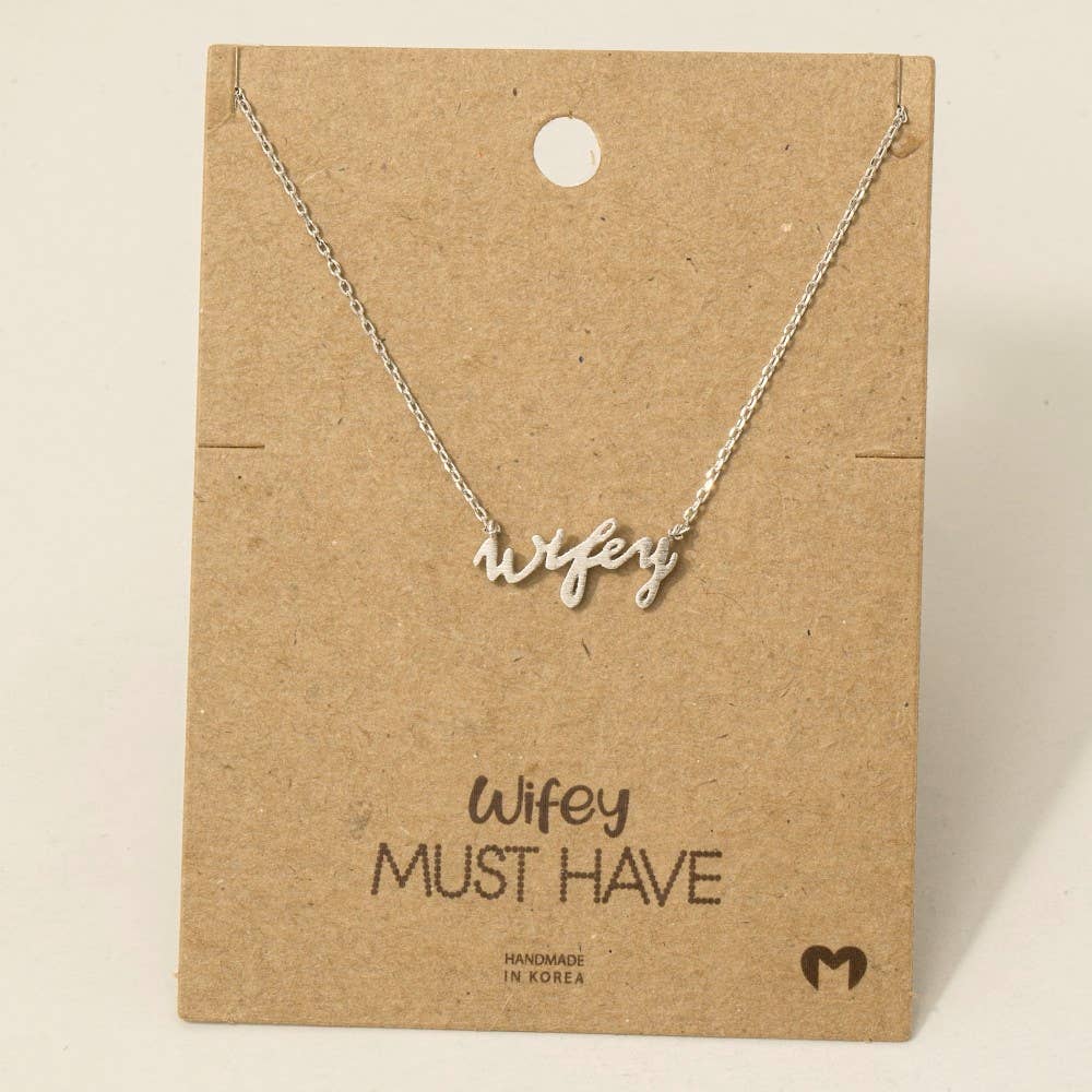 Fame Accessories – Großhandel Kette mit Anhänger/Charm – Vergoldete "Wifey" Handgeschriebene Anhänger-Halskette5
