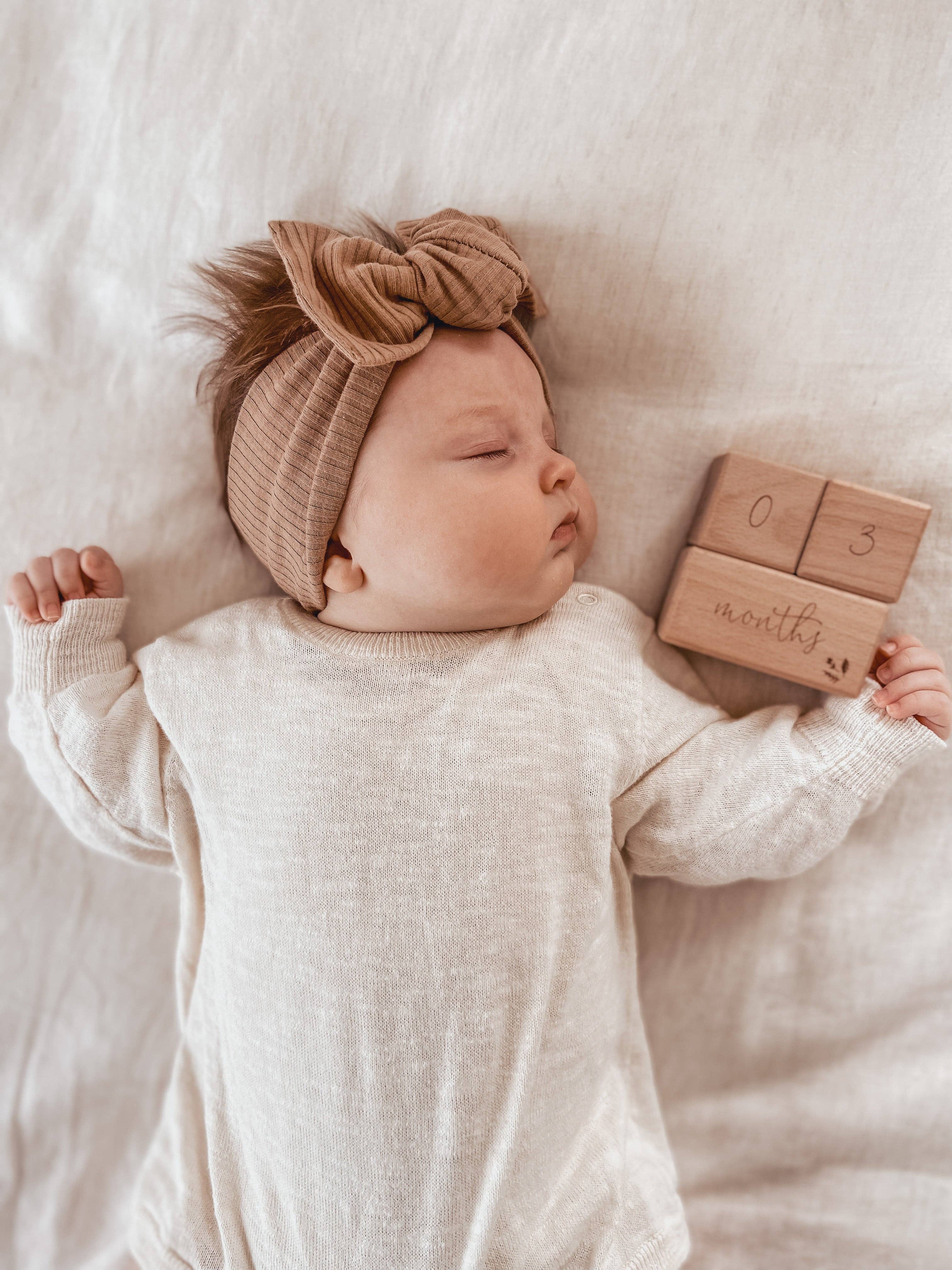 Over the Dandelions - Vente Illustration événement/souvenir - Enfant et bébé - Ensemble de Blocs en Bois Milestone3