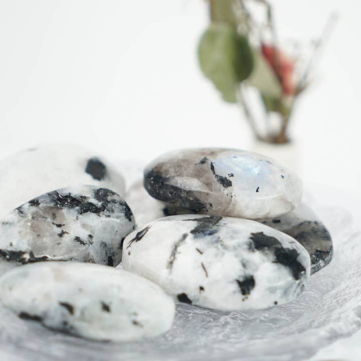 Moon Rituals - Venta al por mayor Piedras/cristales espirituales - Piedra de palma Rainbow Moonstone para el equilibrio emocional y la paz interior