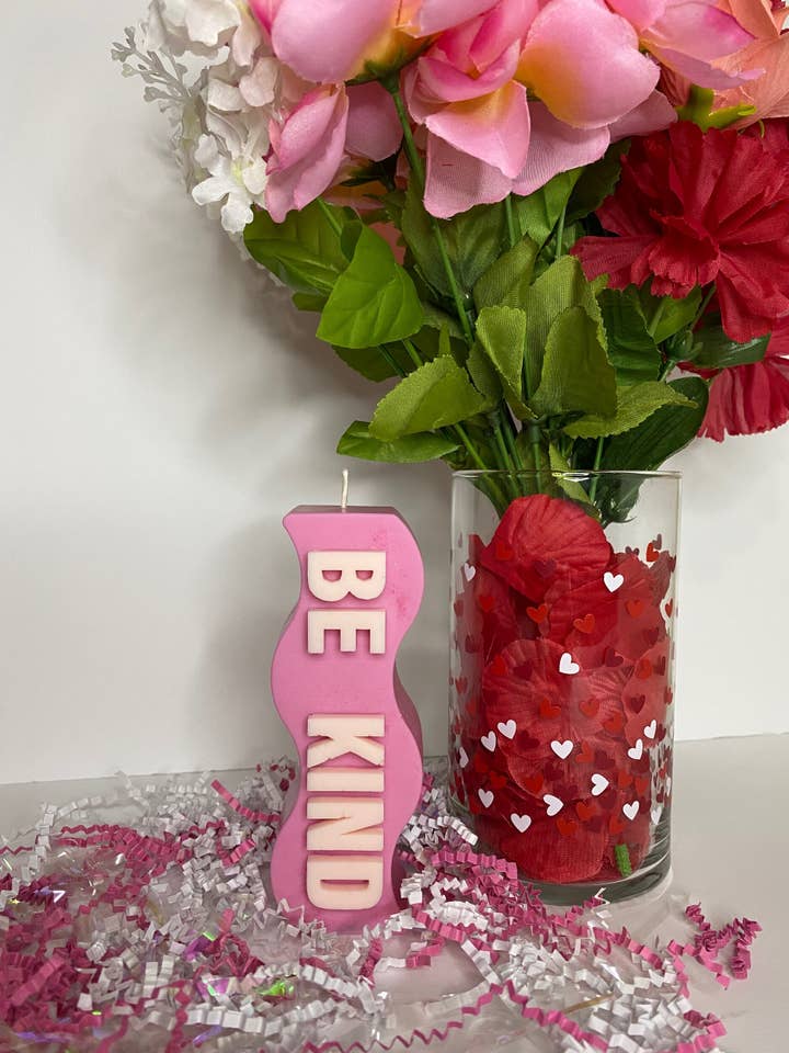 Vela pilar BE KIND Strawberry Shortcake para venta al por mayor de Loud Candle Company