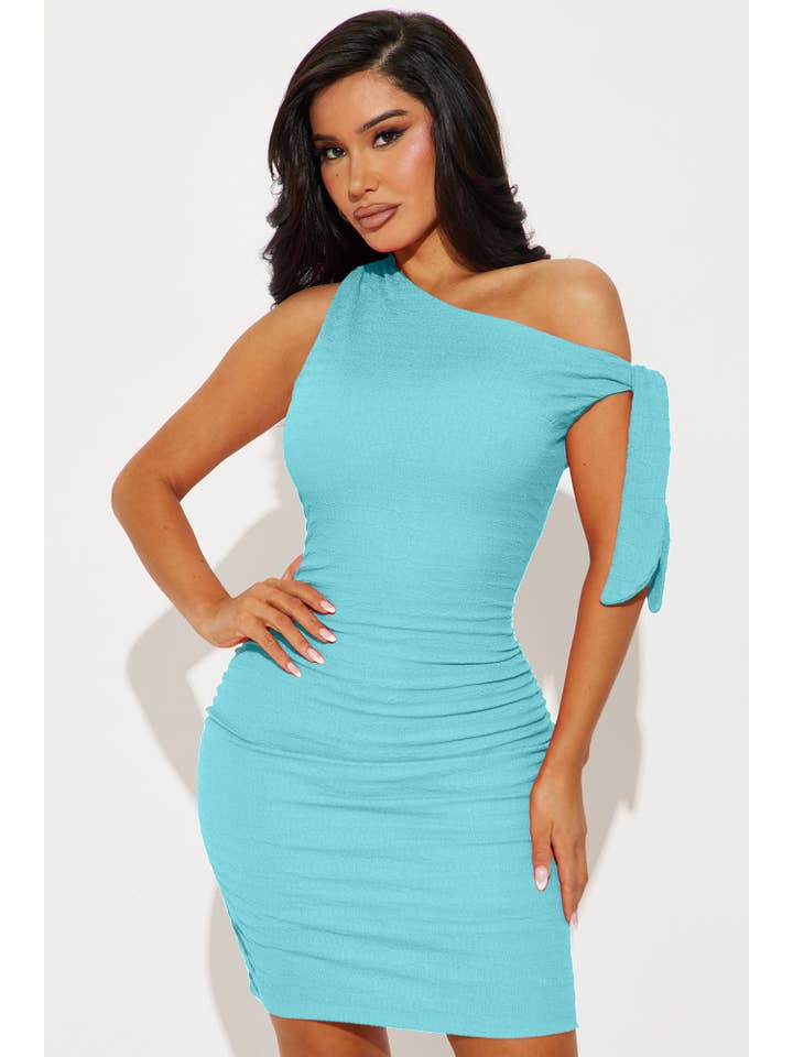 5besties inc - Vendita all'ingrosso Vestito - Donna - ABITO ARRICCIATO CON NODO TESTURIZZATO SULLA SPALLA4