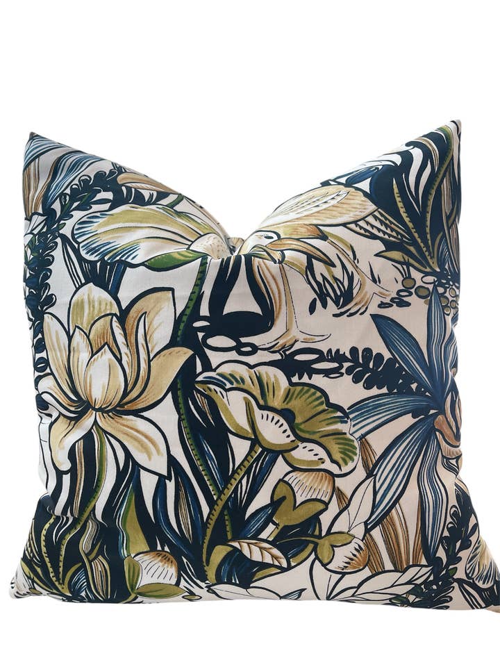 Shea Bloemen Sierkussen met Veren Vulling voor wholesale door Dahlia & Grace pillows