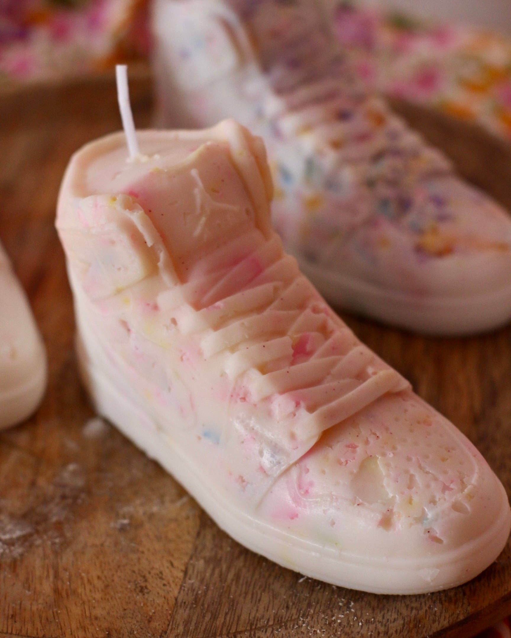Meet me at the corner - Vendita all'ingrosso Candele regalo - Candela a forma di sneaker effetto terrazzo multicolore8