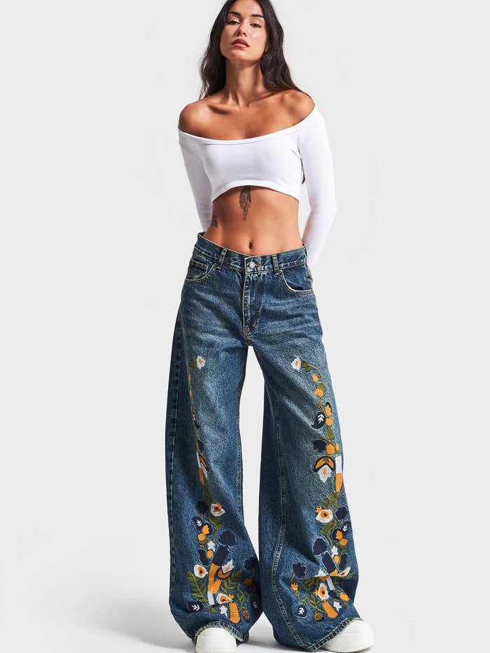 Jean bohème brodé floral femme - coupe large taille mi-haute pour la vente par DesignofBoho