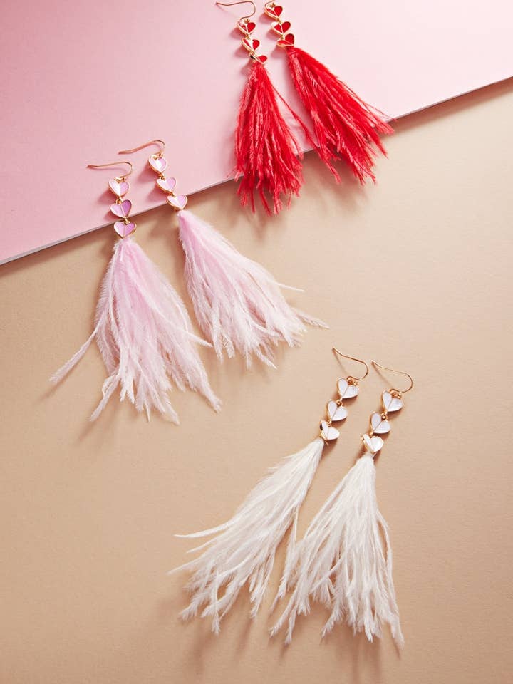 Boucles d'oreilles crochet à pampilles en plumes émaillées pour la Saint-Valentin pour la vente par Designature New York