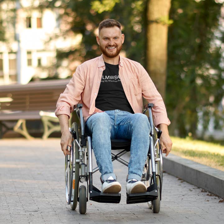 Kurzärmliges Unisex-T-Shirt Laughing My Wheelchair Bound Ass Off für den Großhandel von inspire