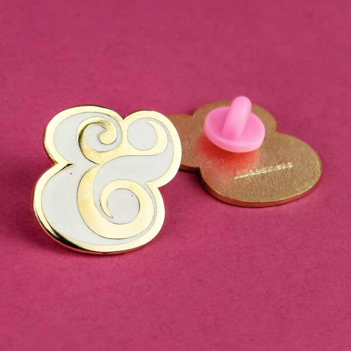 Spilla da bavero smaltata bianca glitterata Glampersand per la vendita all'ingrosso da parte di AD Aesthetic