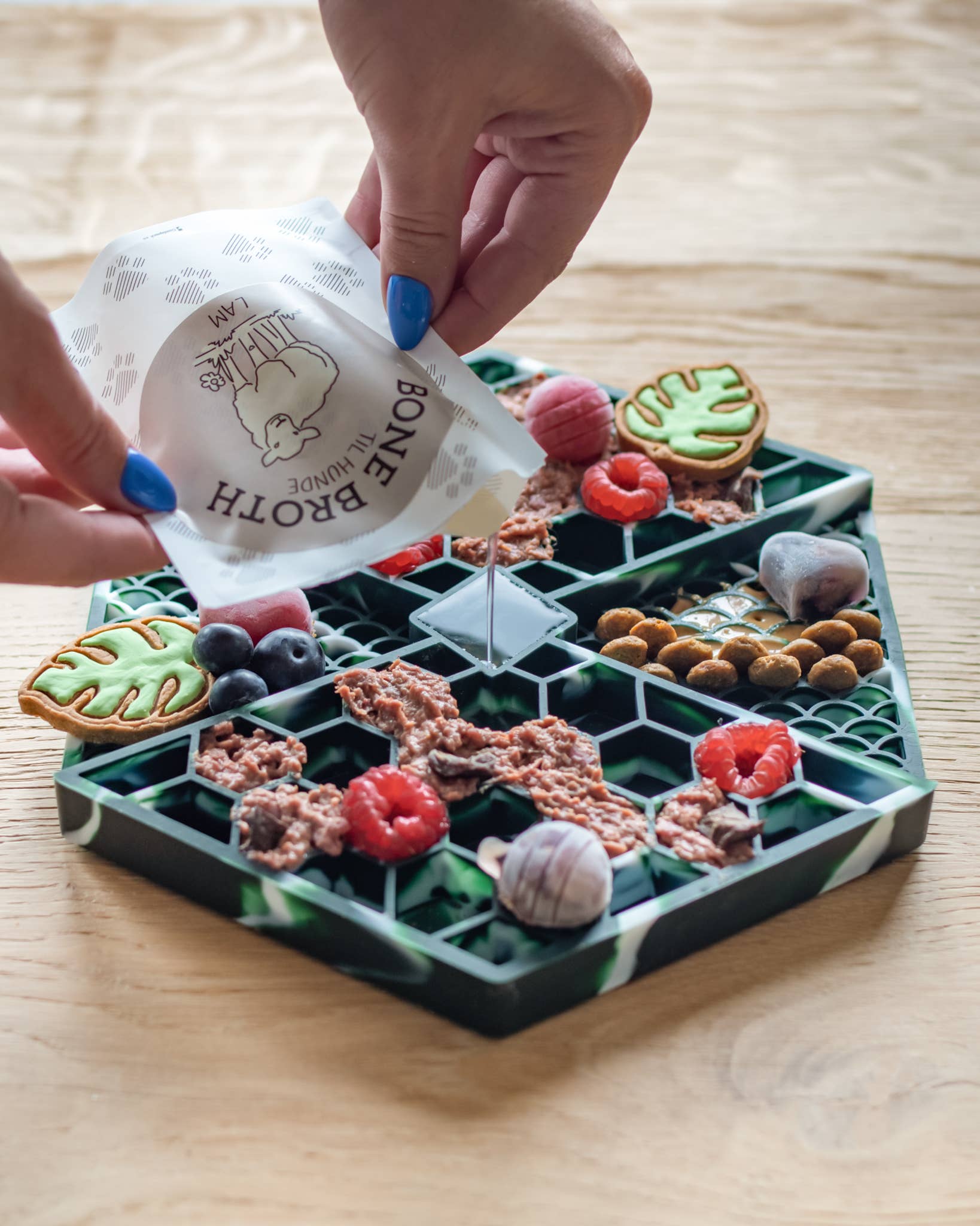 LIEVICK - Vendita all'ingrosso Tappetino sottociotola per animali - Cane - LIEVICK tappetino da leccare verde scuro e bianco3