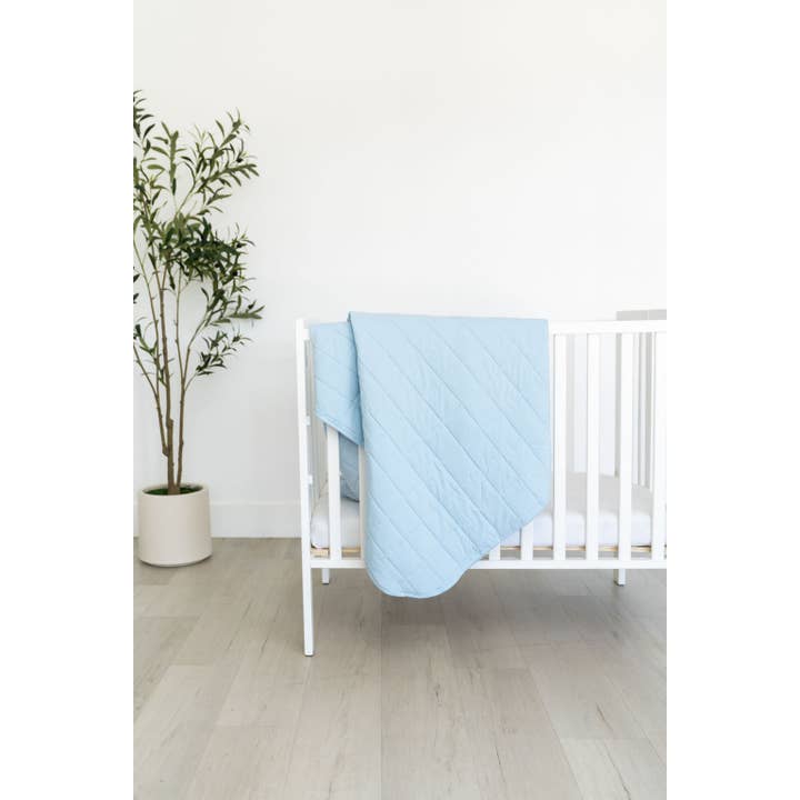 Lichtblauwe Gewatteerde Bamboe Deken voor wholesale door Laree + Co.