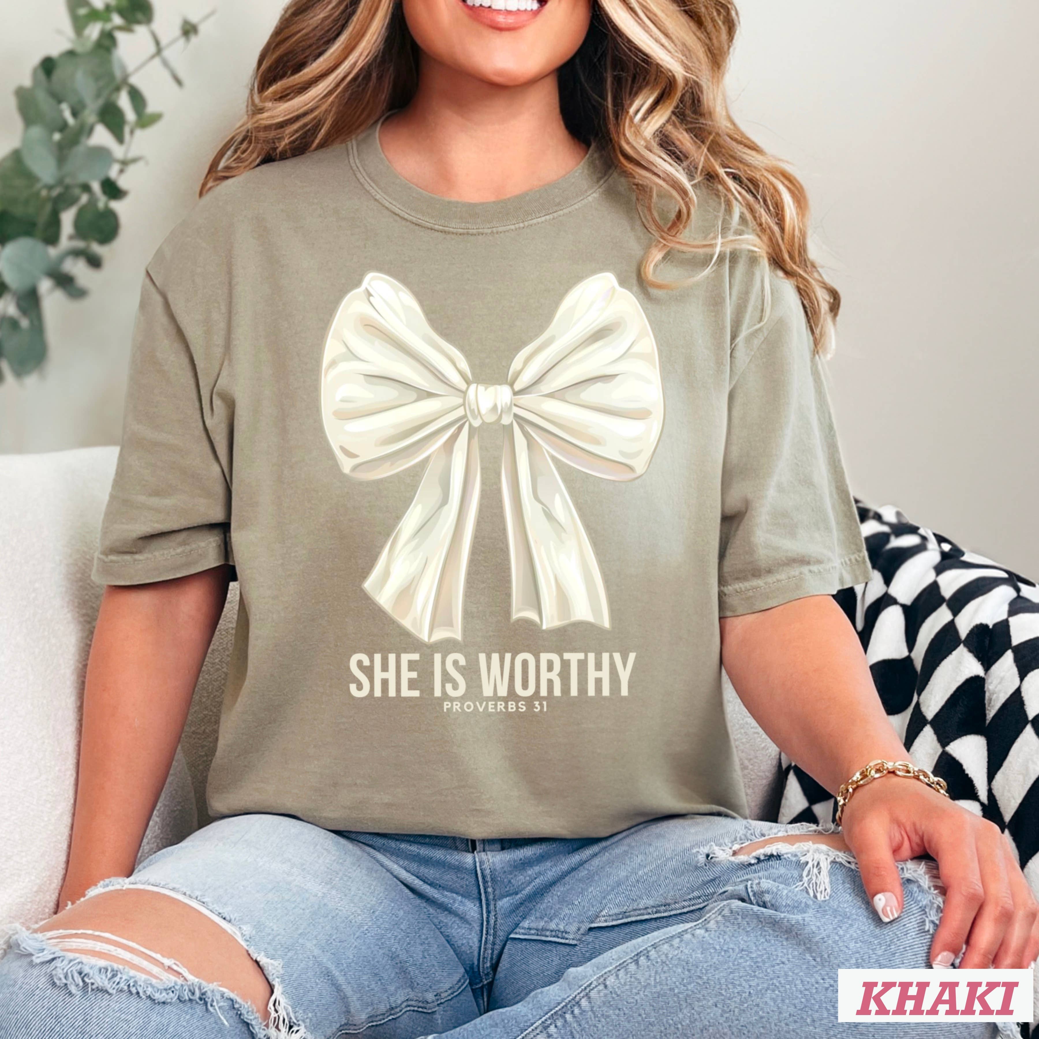 Shoppe SHC - Venta al por mayor Camiseta estampada - Mujer - Camiseta estampada She Is Worthy | Christian Apparel | Comfort Color5