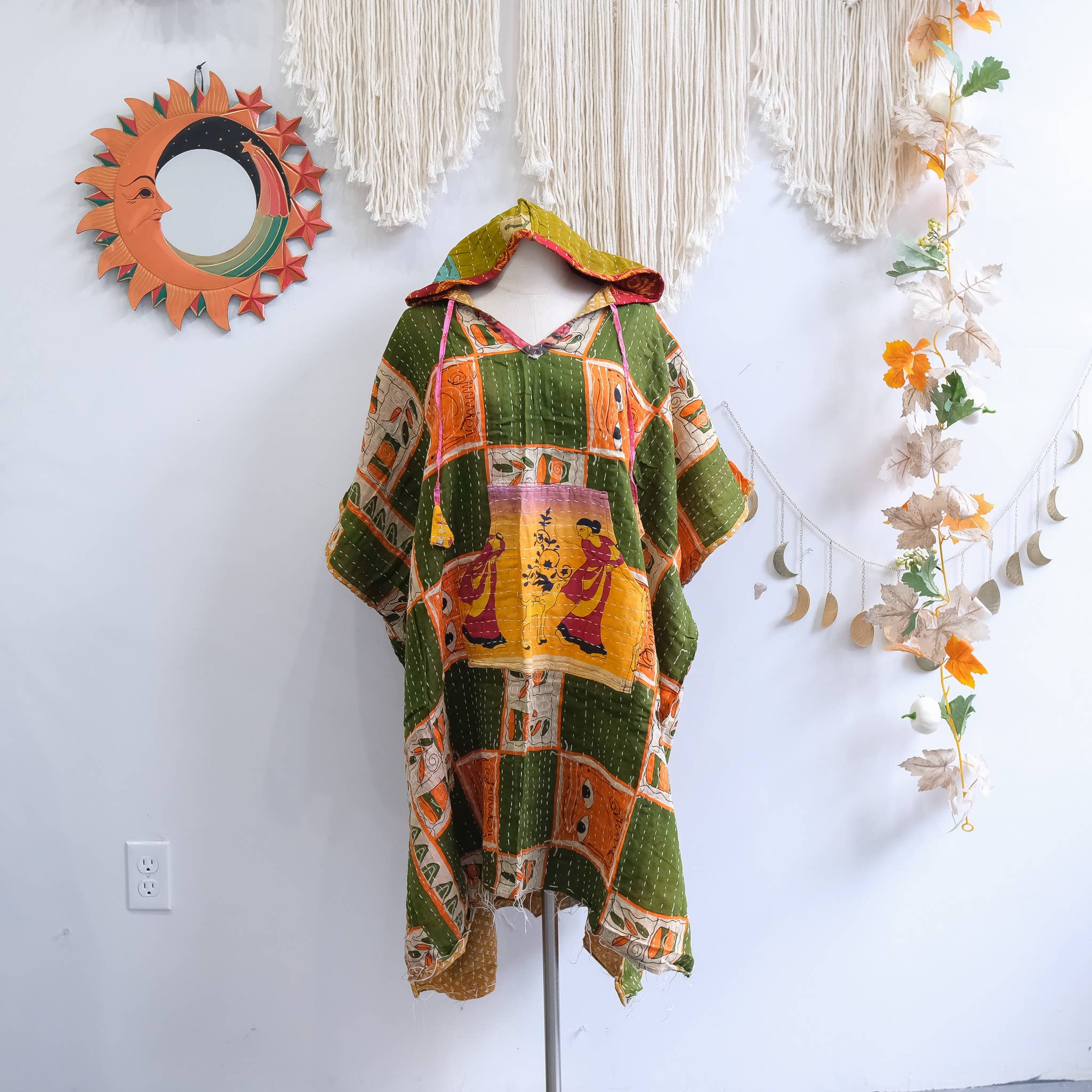 Karma Nepal Crafts – Engroshandel Poncho - Dame – Håndlavet Kantha Vendbar Poncho med Hætte4