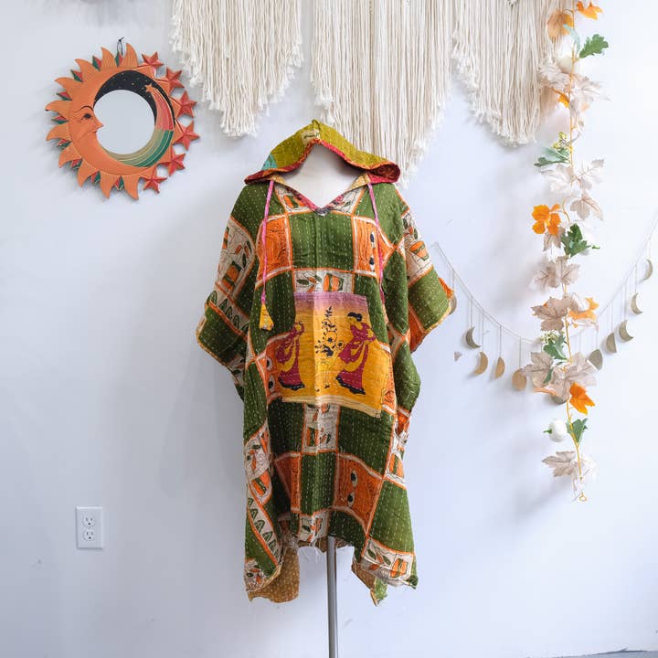 Karma Nepal Crafts – Engroshandel Poncho - Dame – Håndlavet Kantha Vendbar Poncho med Hætte4