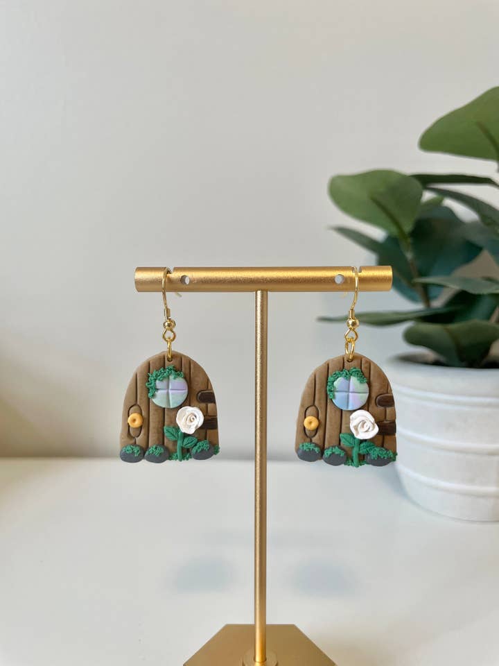 Fairy dörr örhängen för wholesale av Cozy Clay LLC