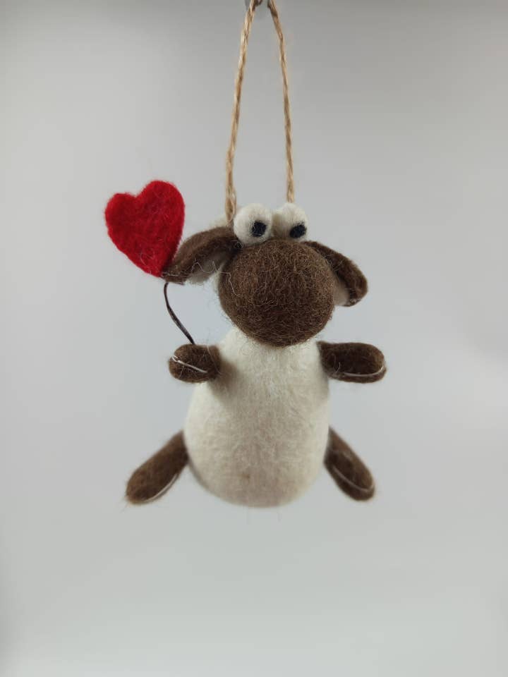 Ornements mouton en feutre en forme de cœur faits main pour cadeau de la Saint-Valentin pour la vente par Funky Yak Ltd