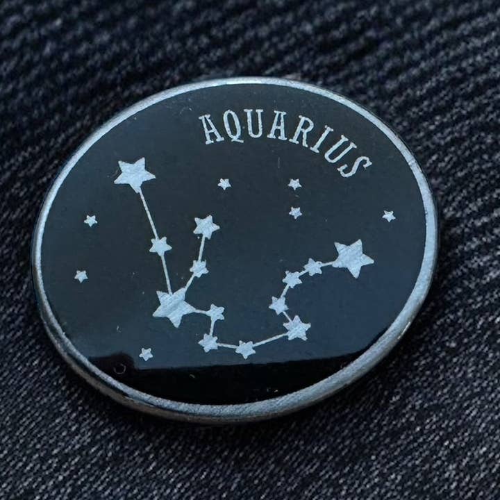 Constelação - Aquário - Distintivo de Alfinete em Esmalte Ecológico por atacado de The Enamel Pin Factory