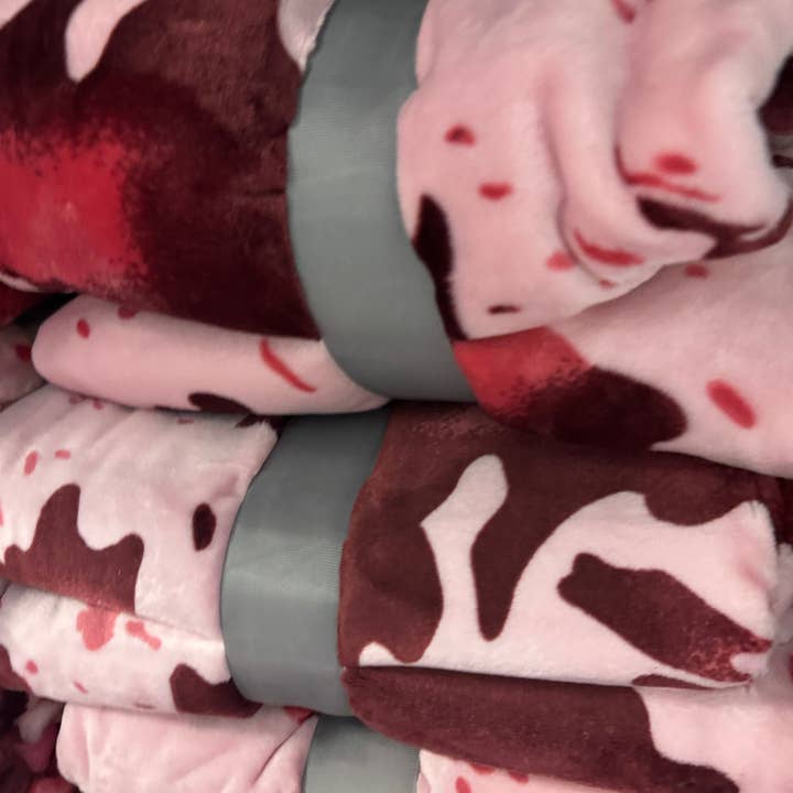 Broads Market - Wholesale Bedding Blanket - Scarlett Red & Pink Cow Print Super Plush Blanket1