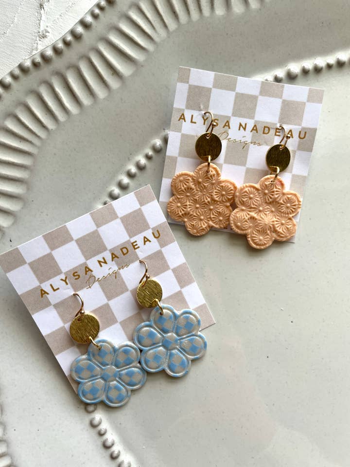 Boucles d'oreilles pendantes florales en argile faites à la main pour le printemps pour la vente par Alysa Nadeau Designs