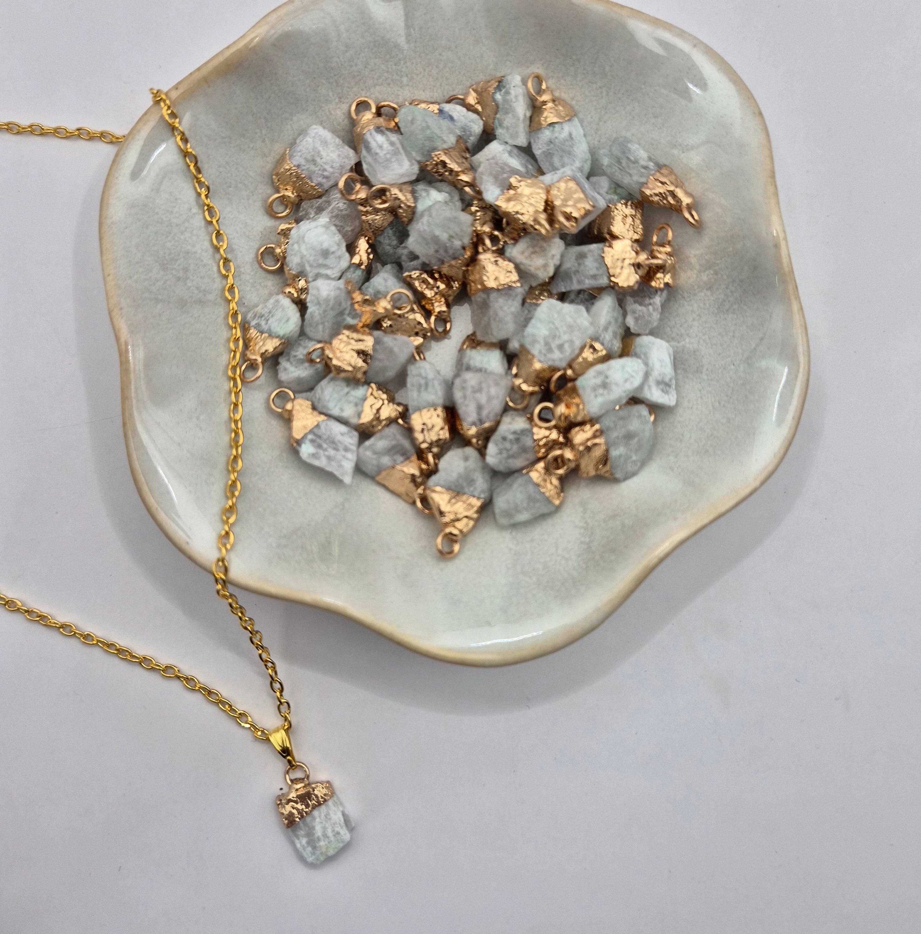 Moonlight Gemstones – Engroshandel Halskæde med vedhæng – Guldfarvet halskæde med rå månesten vedhæng (1cm)1