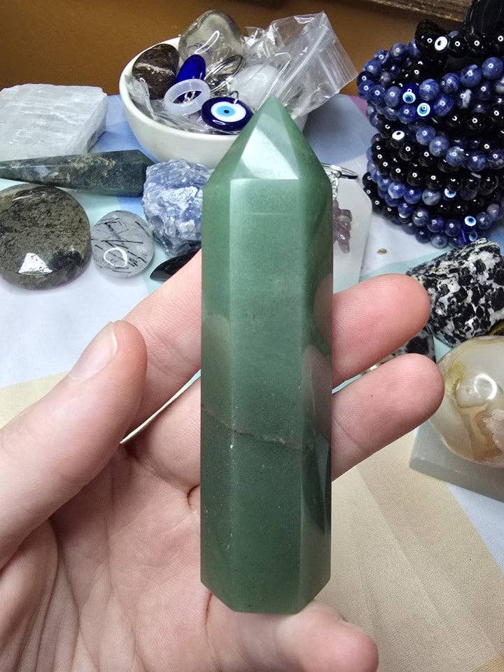 Tour de cristal d'aventurine verte pour la vente par Eclectic Wallflower Boutique