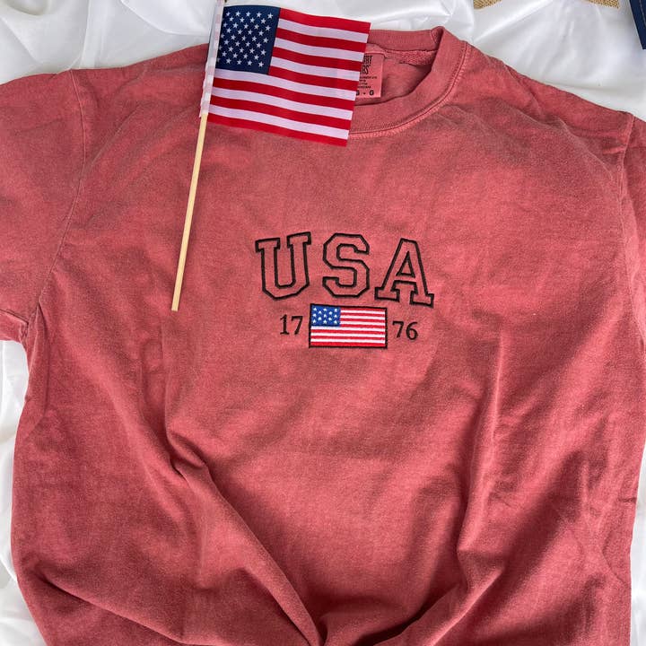 T-shirt vintage USA brodé couleurs confort pour la vente par Basil & Burch