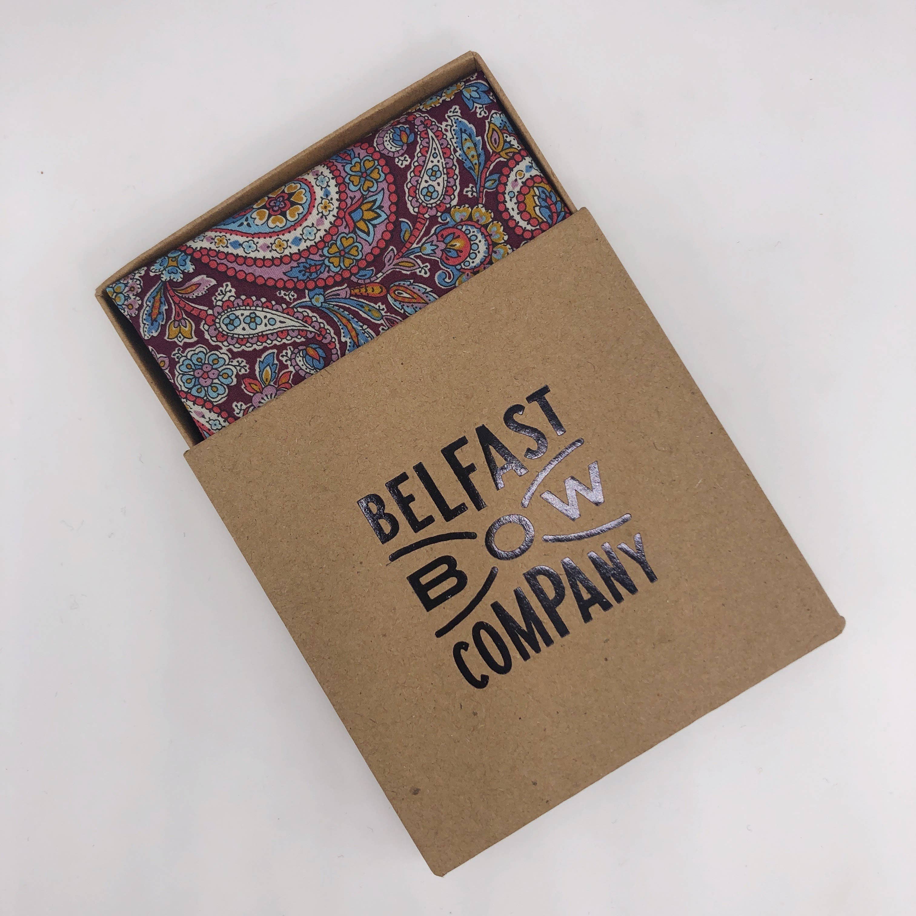 Belfast Bow Company - Venta al por mayor Pañuelo de bolsillo - Hombre - Plaza de bolsillo Liberty of London en Borgoña Paisley1