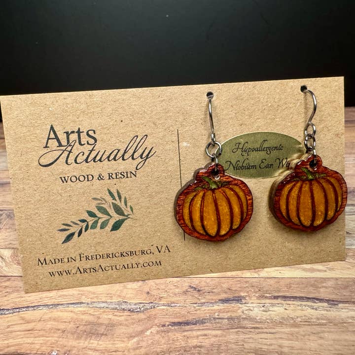Citrouille : Boucles d'oreilles en bois et résine *hypoallergéniques* pour la vente par Arts Actually