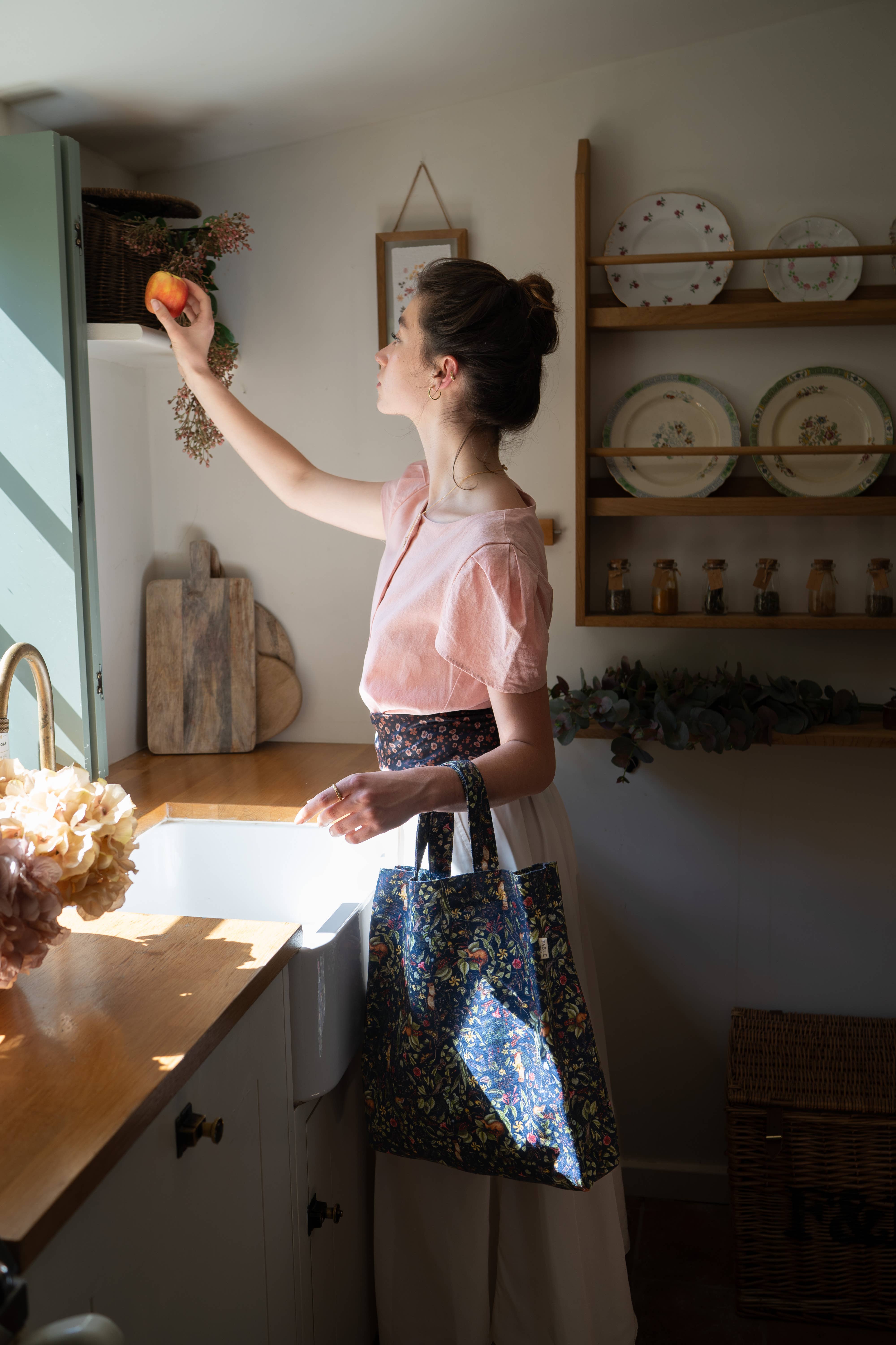 Fable England – wholesale Grocery/shopping bag – Wolf Garden Shopping Tote 1