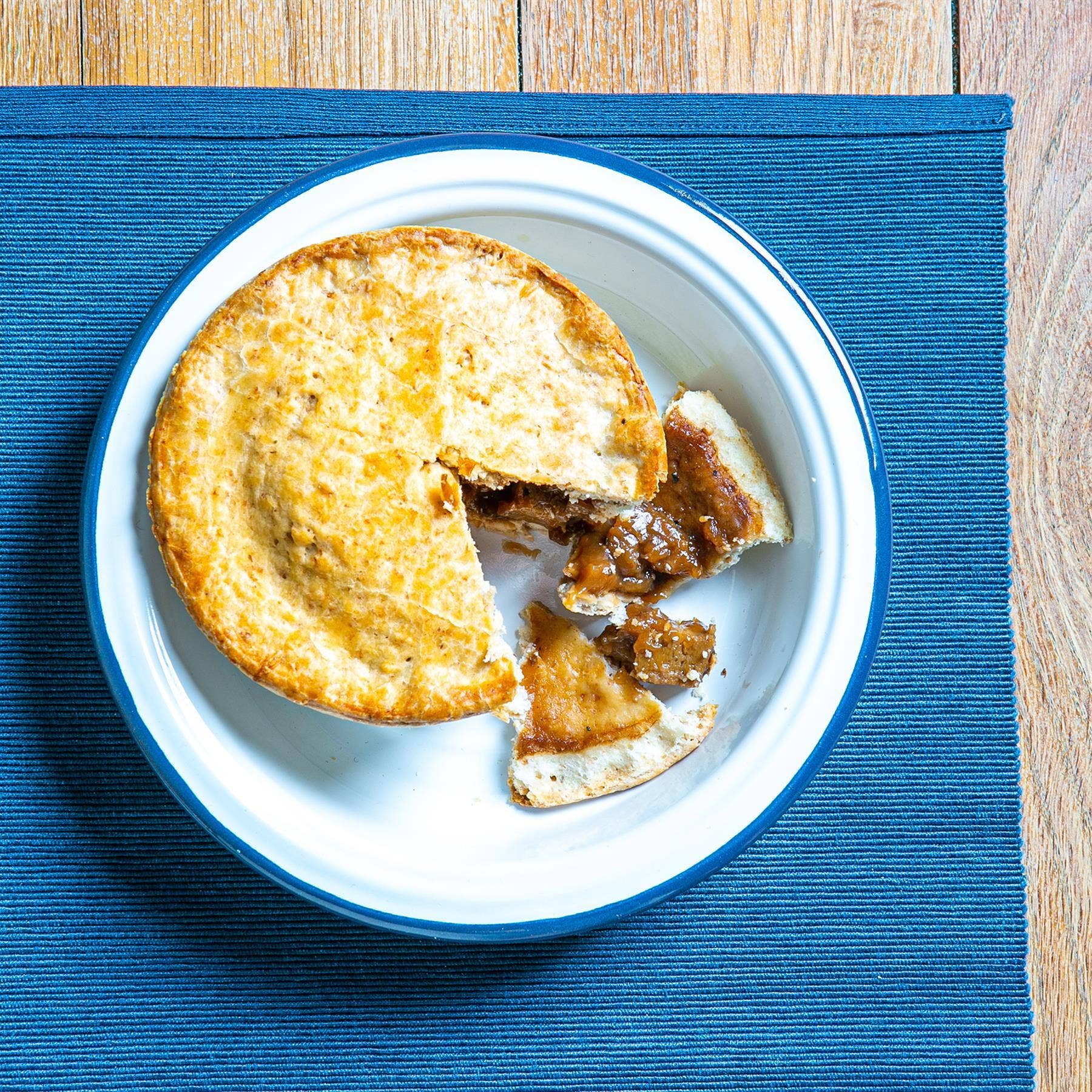 Rinkit Ltd – wholesale Skål – Argon Tableware djup emaljskål i vitt med marinblå kant - 22,5 cm1