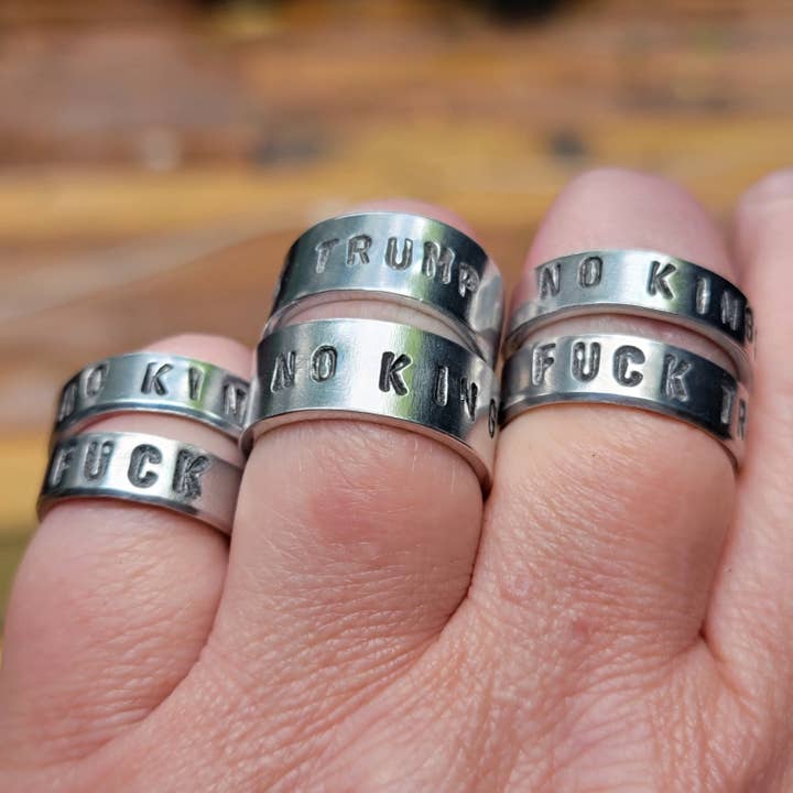 F*&k Trump / No Kings / Anello regolabile in alluminio 50501 timbrato a mano per la vendita all'ingrosso da parte di Verdilune