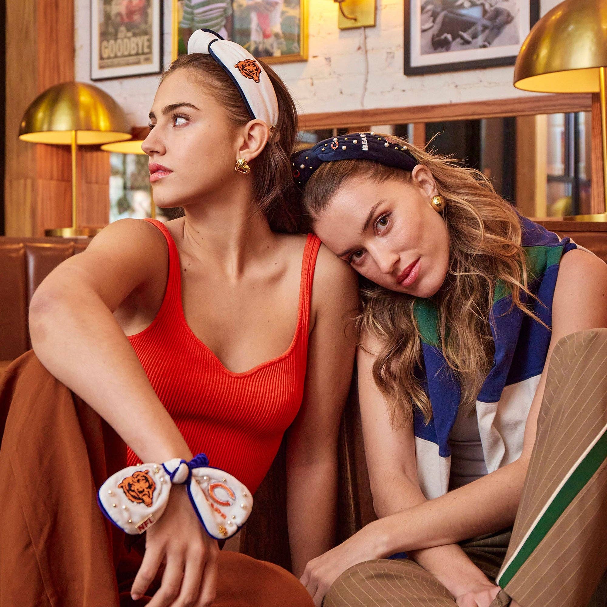 Lele Sadoughi – Großhandel Fashion-Stirnband – Unisex – CHICAGO BEARS LELE SADOUGHI X NFL MARINEBLAUES VERZIERTES GEKNOTETES STIRNBAND1