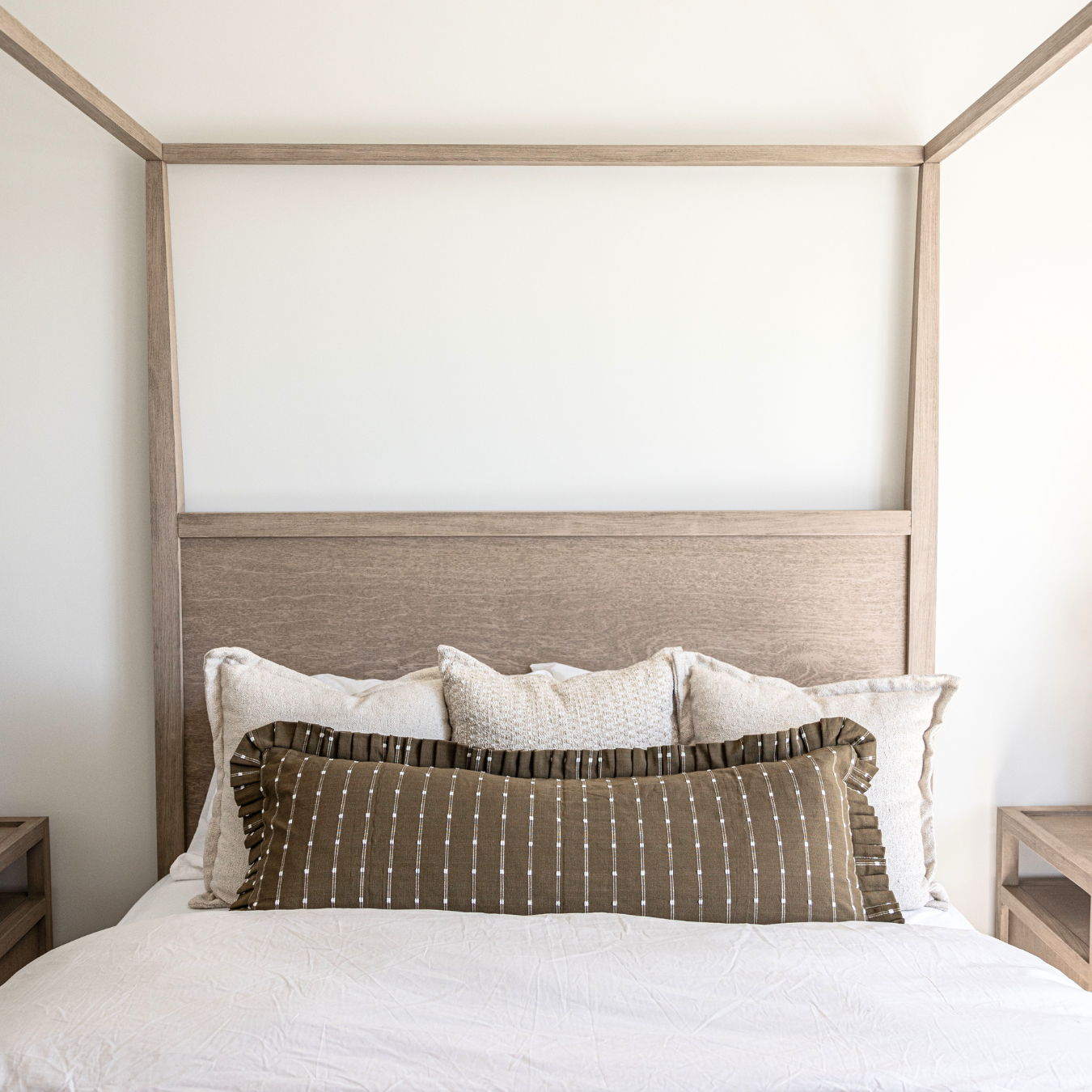 Luxe B Co – wholesale Prydnadskuddfodral – Rynkad bolsterkuddfodral mörk olivgrön broderi3