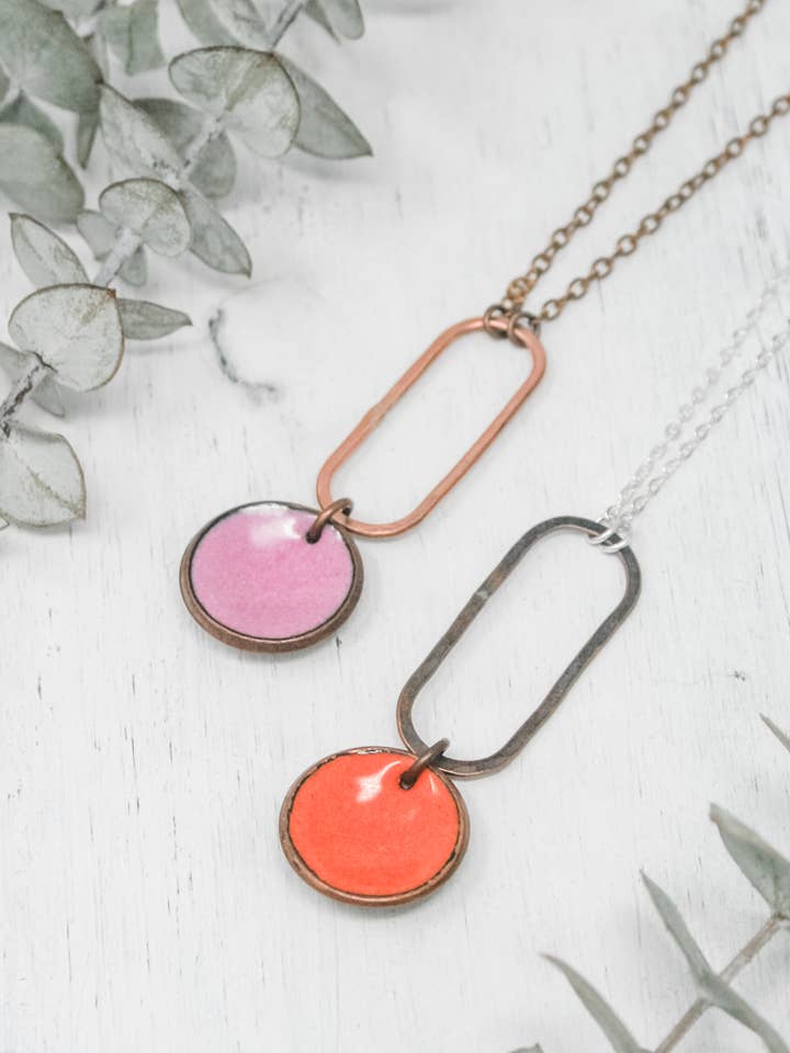Collier Pendentif Penny Émaillé Coloré, Bijoux en Cuivre pour la vente par Rising Jewelry