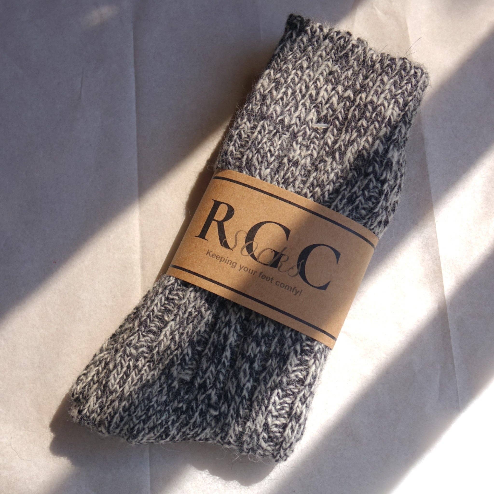 By The Mountain - Portuguese Handmade Footwear - Vendita all'ingrosso Calzini - Unisex - Calze in alpaca Zebra | Calze in lana | Calze invernali1