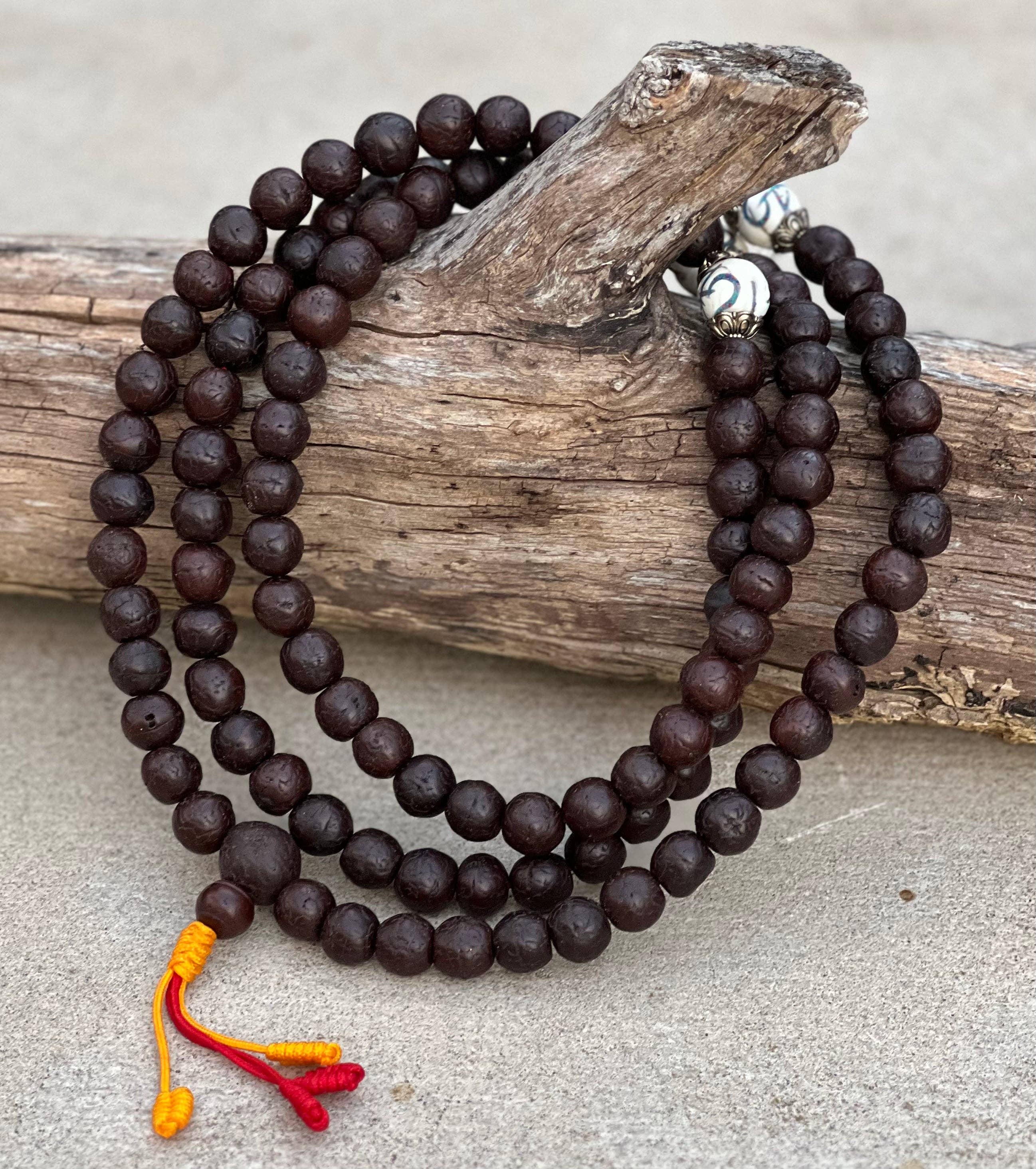 Lungta Imports - Vente Collier de prière en perles - Mala rare en graines de bodhi bouddhiste tibétain avec 3 perles d'accent en coquille de conque, boîte à mala gratuite2