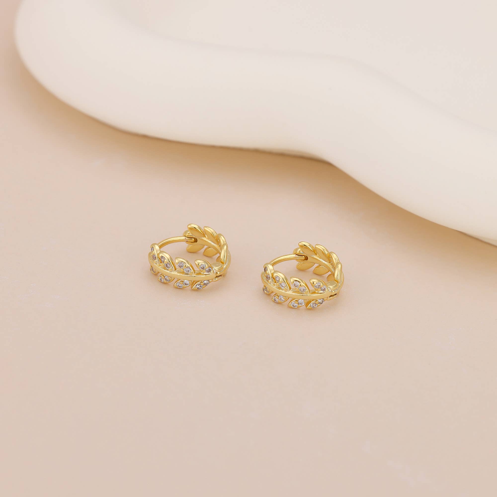 Melange Blanc - Vente Petits anneaux - Boucles d'oreilles huggie feuille d'or E043, boucles d'oreilles créoles feuille8