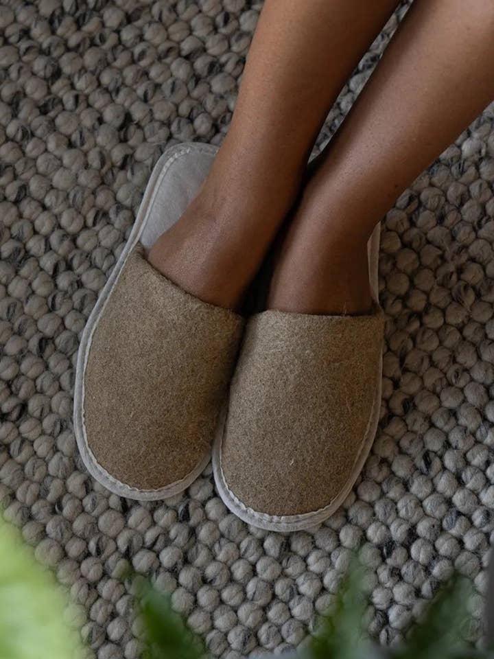 Chaussons - L'invité en lin pour la vente par Caussün