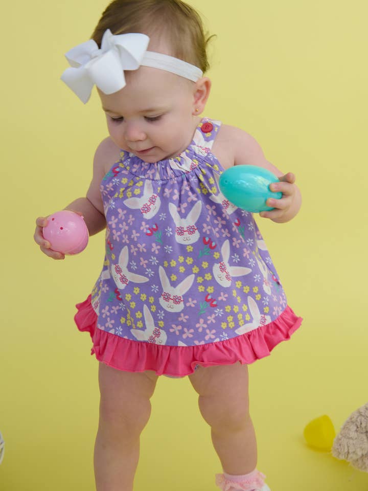 Ensemble haut évasé en tricot et bloomer violet pour bébé filles Sunny Bunnies pour la vente par RuffleButts + RuggedButts