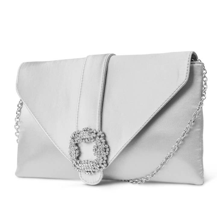 Pochette Riley in raso con spilla in strass (argento) per la vendita all'ingrosso da parte di Jessica McClintock