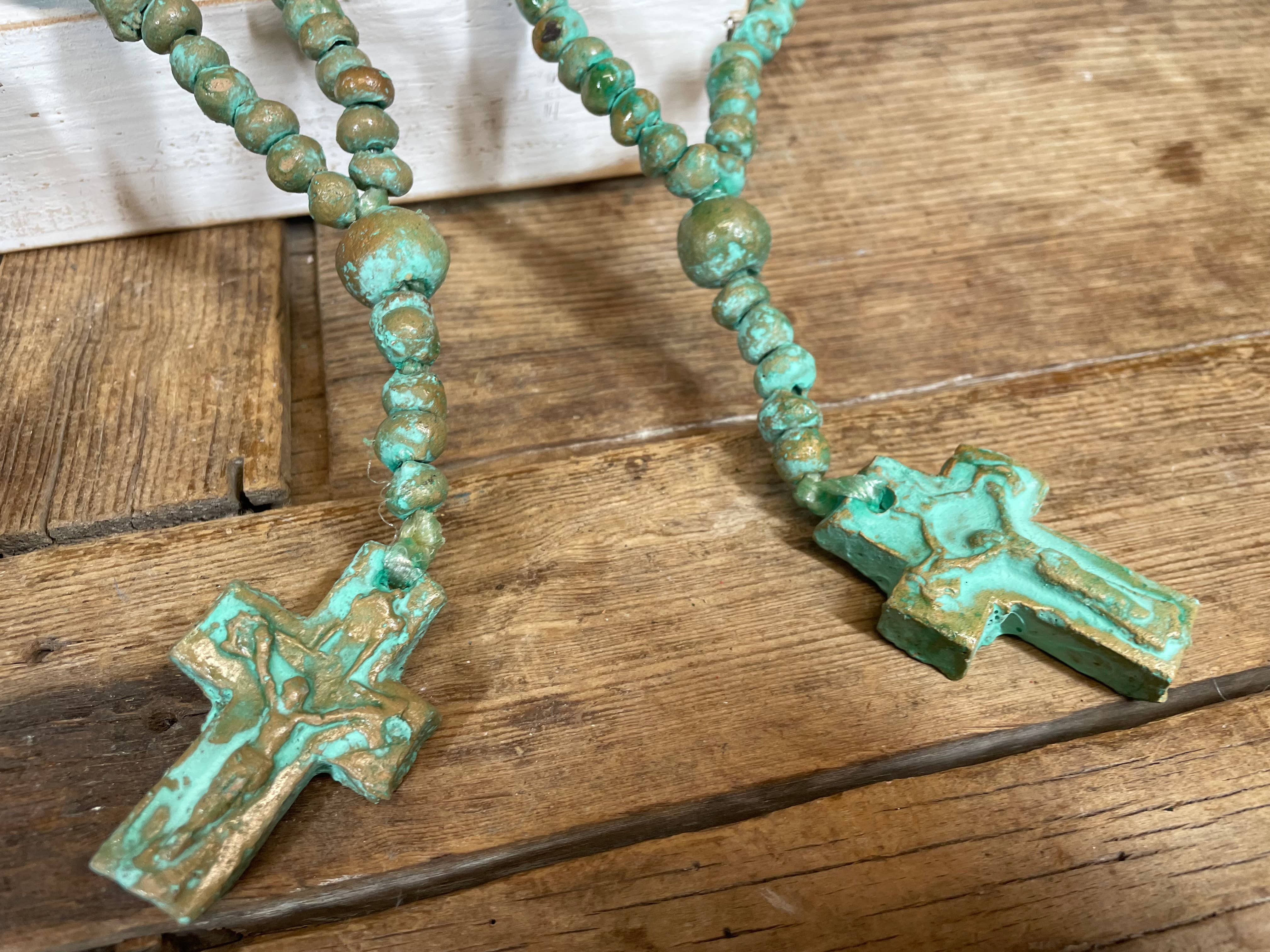 My Amigos Imports - Vendita all'ingrosso Collane a grani - Rosario in argilla Trinity con perline dorate e turchesi, 36-43 cm - $103