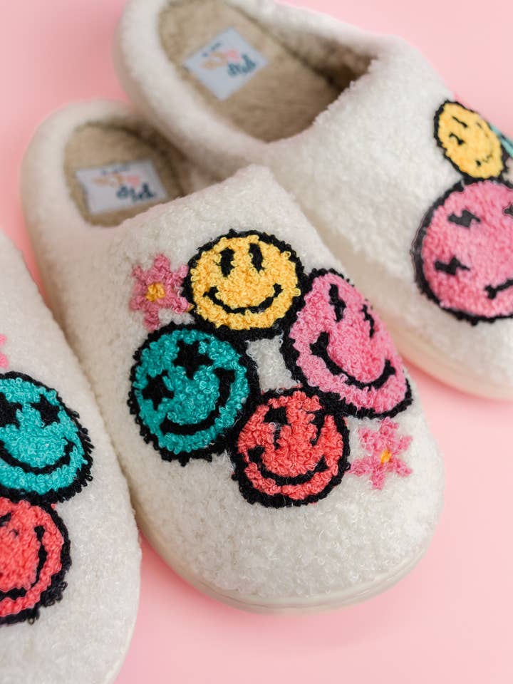 Pip & Co. – Engroshandel Slippers - Dame – Glade Vibes - Smiley Face Blomst Plyssetøfler