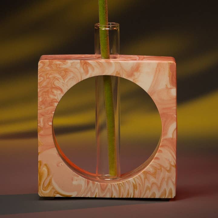 VASO IN MARMO ROSA per la vendita all'ingrosso da parte di Kay Carter Studio