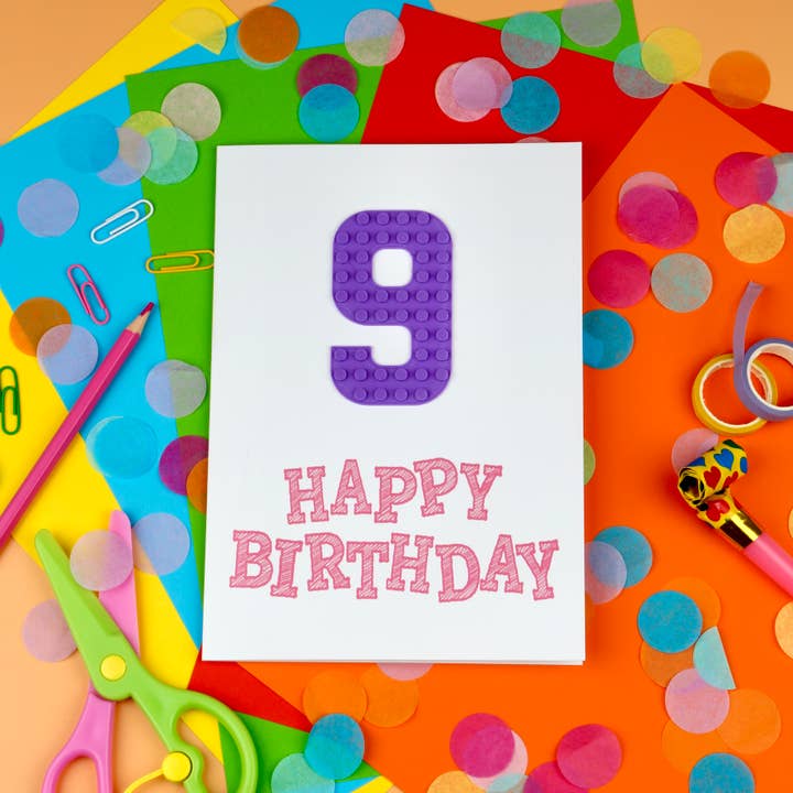 Carte d'anniversaire compatible Lego - Police rose gras pour la vente par Made Happy Gifts