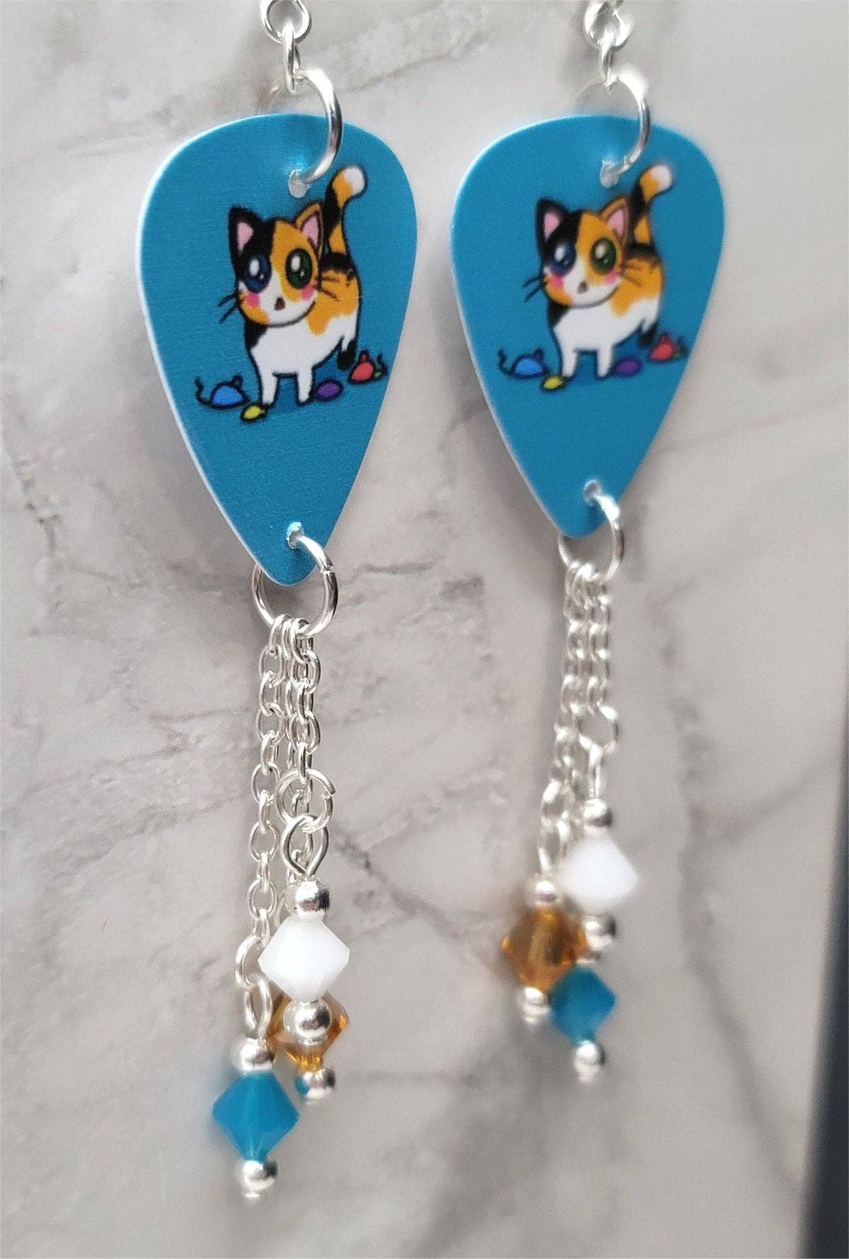 Simply Raevyn - Vendita all'ingrosso Orecchini pendenti - Orecchini a plettro per chitarra Calico Cat con cristalli Swarovski2