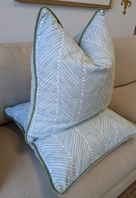 Wheaton Whaley Home – Engroshandel Pyntepudebetræk – WWH Favoritter :: Griffin i Aqua med Kontrast Grøn Fløjlskant2