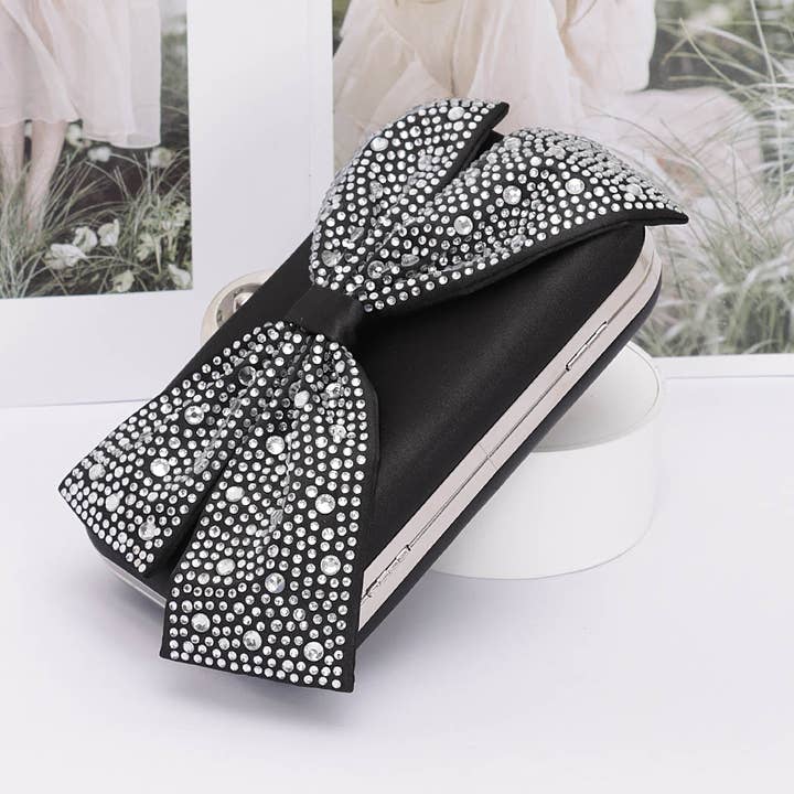 3AM BY H&D ACCESSORIES – Engroshandel Clutch - Dame – Clutch i hårdt nylon etui med rhinsten og sløjfe3