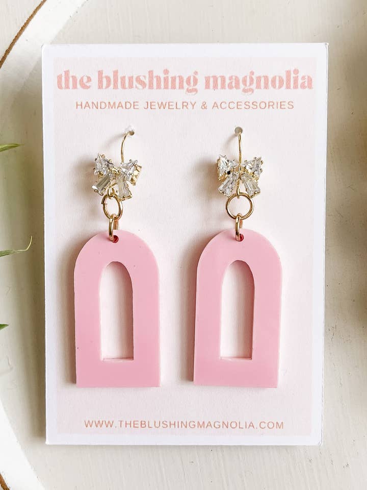Brincos Pendentes Rosa Claro por atacado de The Blushing Magnolia