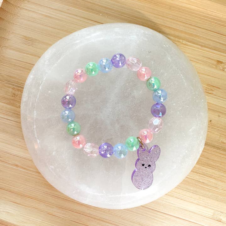 Bracelet de perles pastel pour fille avec breloque lapin pour la vente par Peach Tree & Co.
